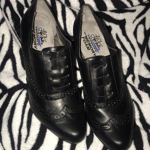 Size 9M black 4in heels